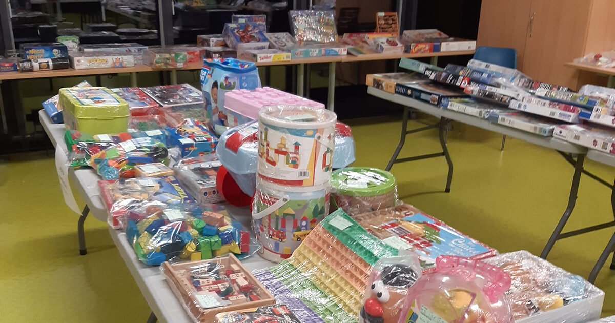 photo de jouets posés sur des tables