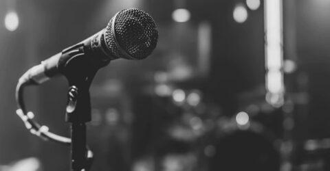 photo noir et blanc en gros plan d'un micro