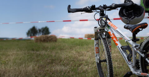 photo en gros plan d'un vélo VTT avec un casque dans un champ