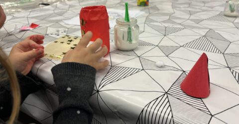 Mains d'enfants lors d'un atelier créatif.