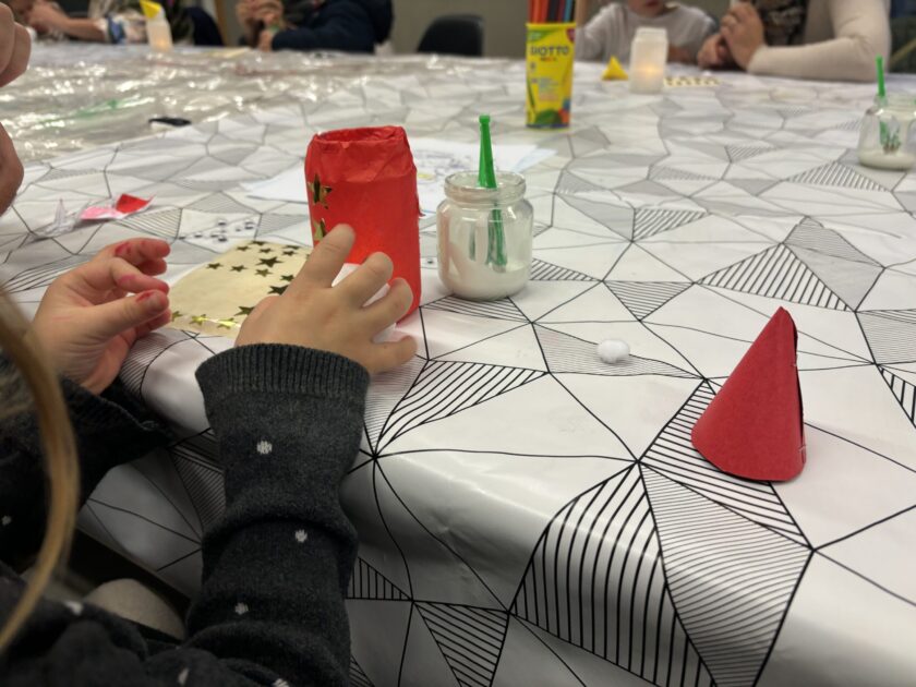 Mains d'enfants lors d'un atelier créatif.