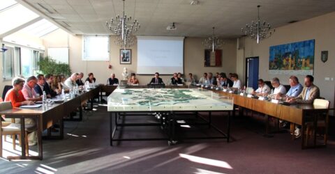 Les élus de 2026 en séance de conseil municipal autour de M. le maire