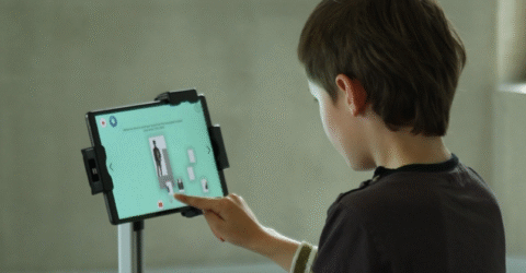 enfants sur une tablette du musée numérique