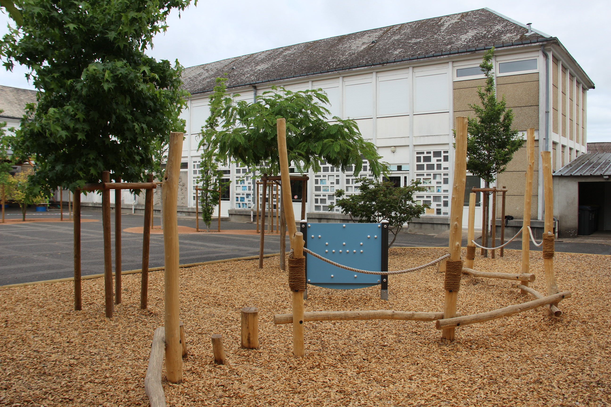 Jeu de parcours dans la cour de l'école Jean Moulin