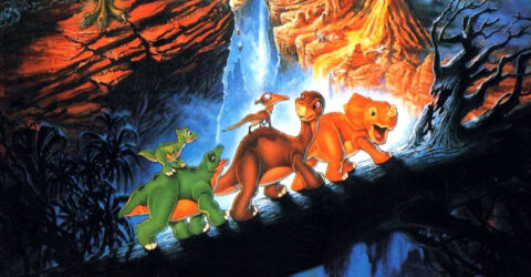 5 dinosaures marchant sur un tronc allongé dans une montagne.