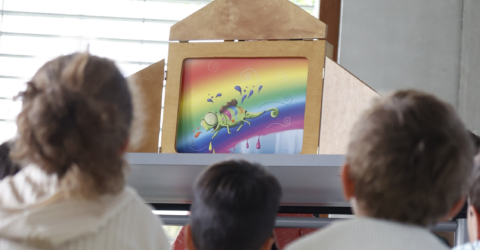 Photo d'un butaï et d'enfants en train d'écouter une lecture kamishibaï.