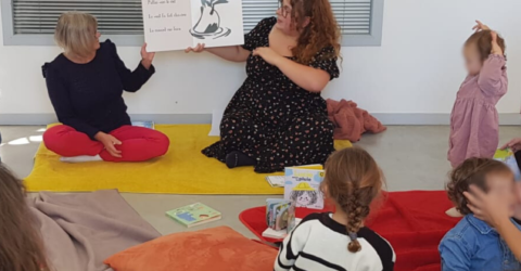 Deux adultes lisant des livres pour les bébés