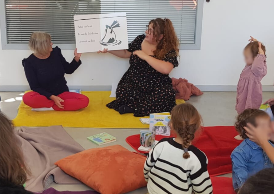 Deux adultes lisant des livres pour les bébés