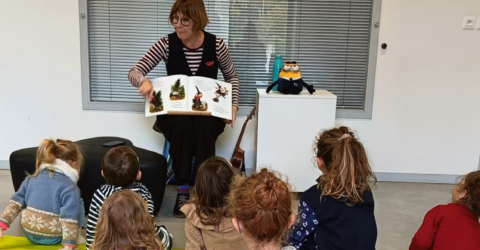 Intervenante lors d'une lecture pour enfants en langue étrangère.