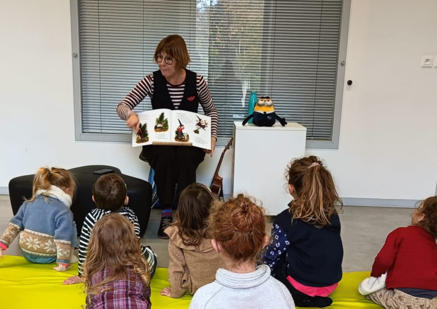 Intervenante lors d'une lecture pour enfants en langue étrangère.