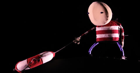 Photo de la marionnette du spectacle tirant une bouée.