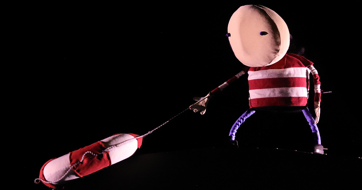 Photo de la marionnette du spectacle tirant une bouée.