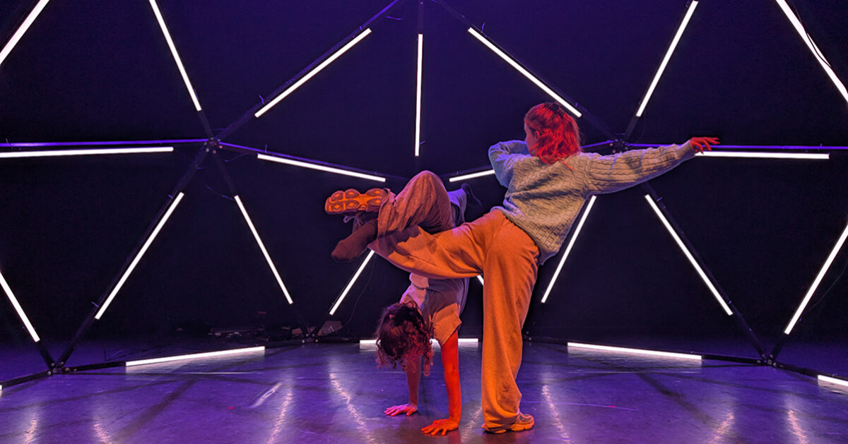 Les deux danseuses du spectacle "Dôme of li(f)e".
