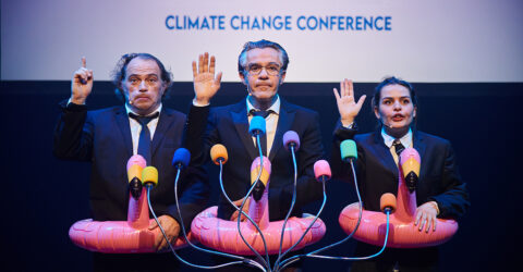 Visuel du spectacle "Climax" représentant les 3 comédiens lors du spectacle à une conférence sur le climat.
