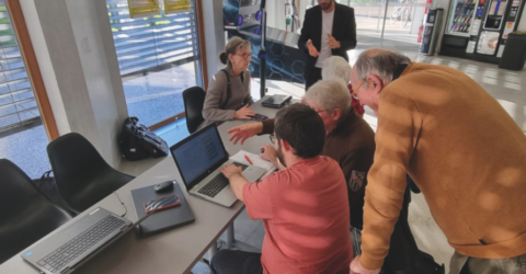 6 personnes autour d'une table en train d'échanger lors d'une atelier d'entraide numérique proposée à la
