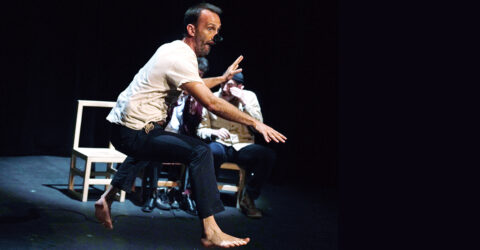 Un comédien du spectacle "MOLIERE" en train de sauter avec un nez noir.
