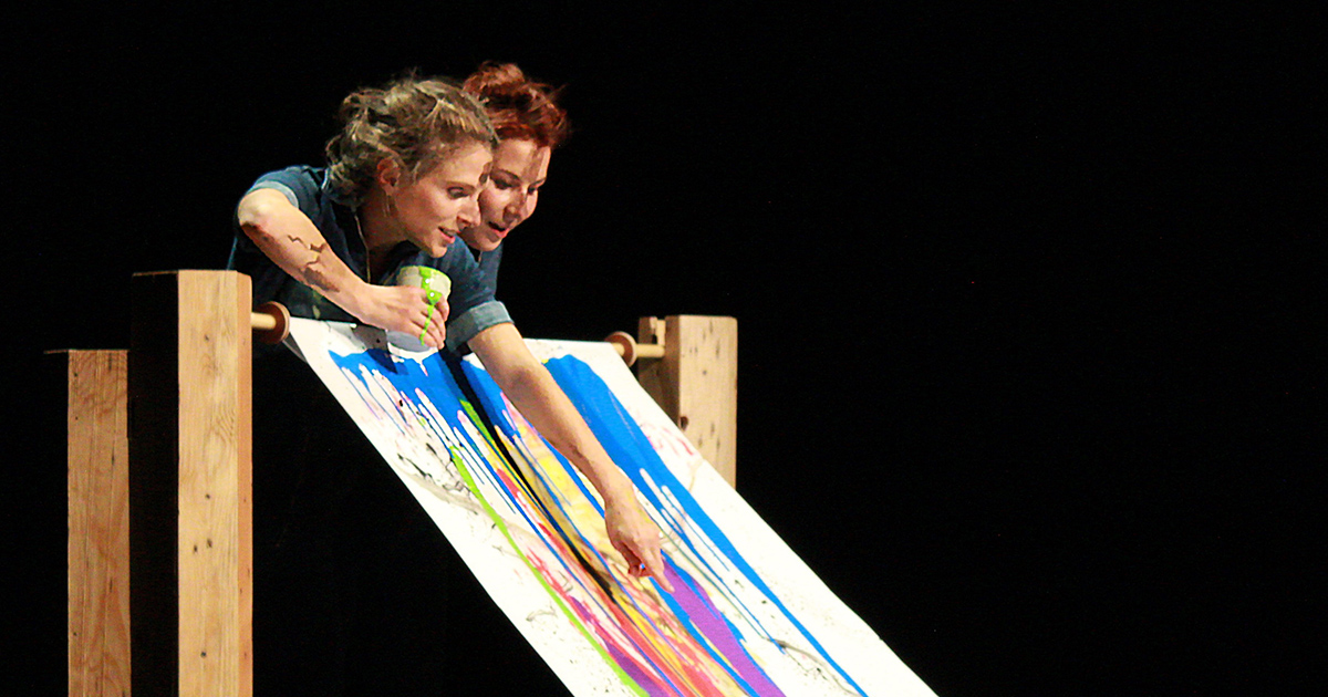 Deux comédiennes faisant de la peinture.
