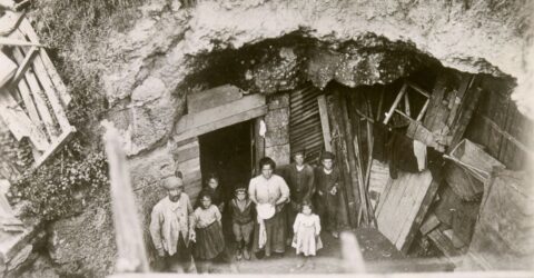 Une famille réinstallée dans un abri militaire pendant la première guerre mondiale