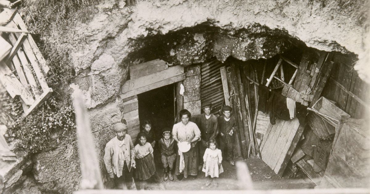 Une famille réinstallée dans un abri militaire pendant la première guerre mondiale