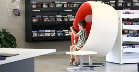 Enfant dans la Sonic Chair à la médiathèque de La Parenthèse