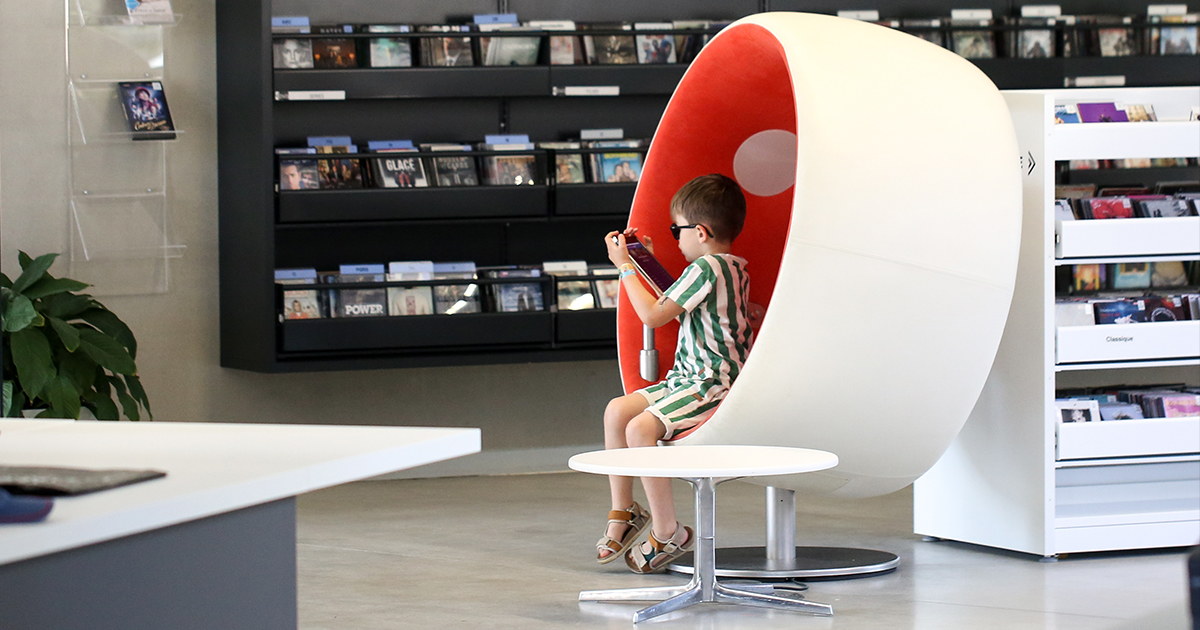 Enfant dans la Sonic Chair à la médiathèque de La Parenthèse